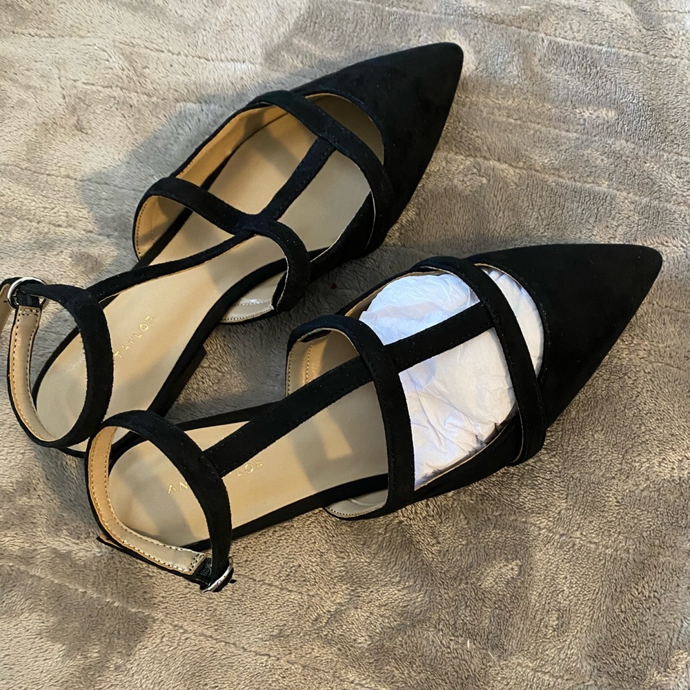 Brand New in Box ANN TAYLOR pointy toe T strap suede flat shoes, size 5 1/2.